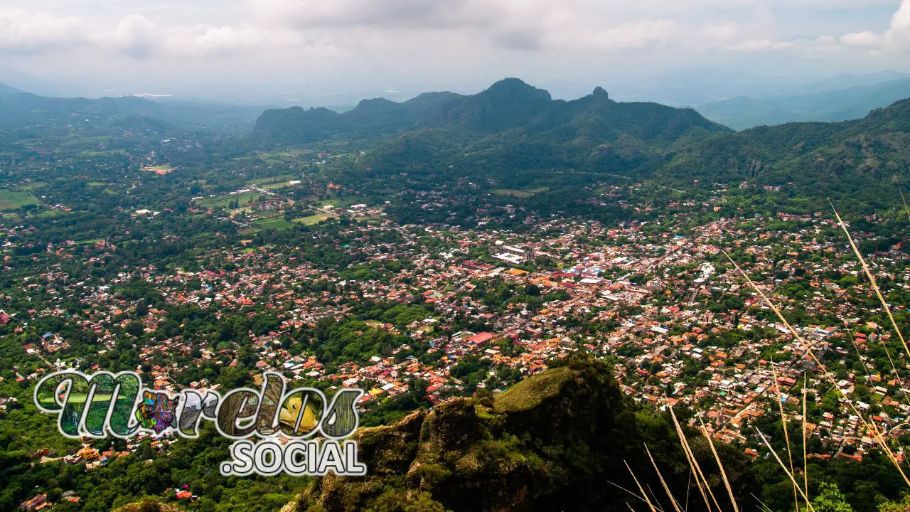 El pueblo mágico de Tepoztlán visto desde el Cerro de la Luz en Morelos, México